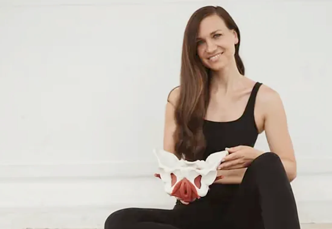 Julia Tanzer mit einem Beckenmodell auf der Matte