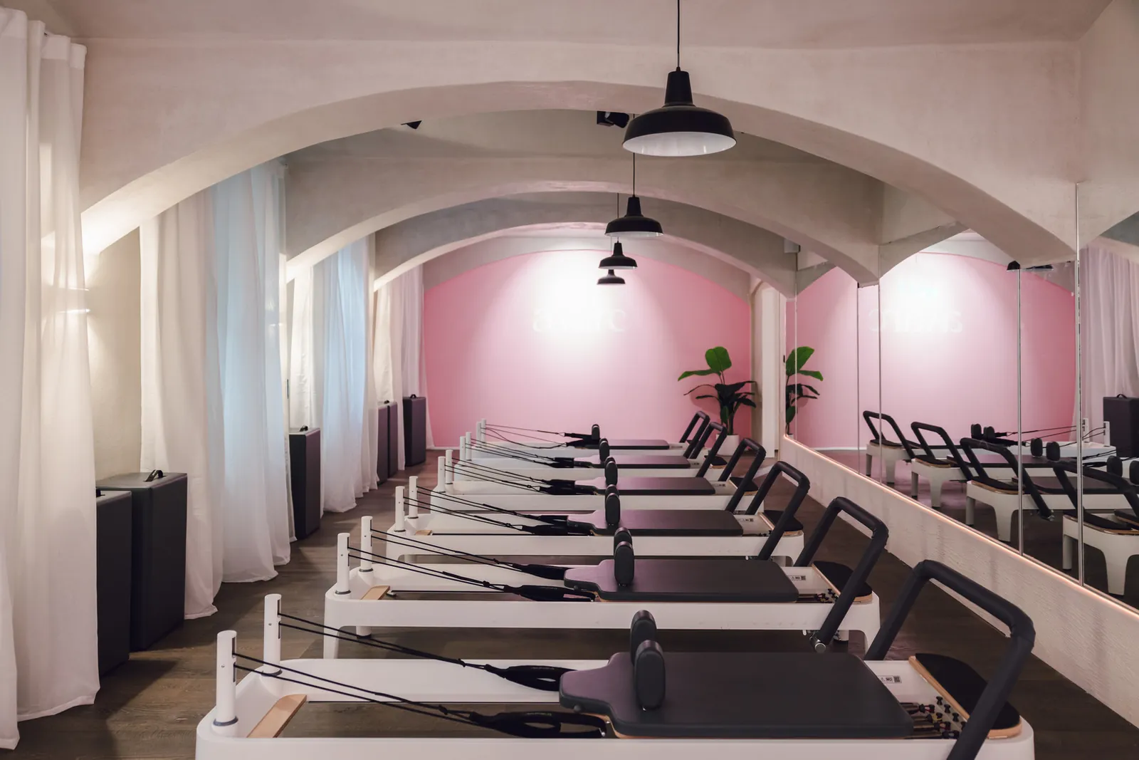 Aware Studio 1190 mit Reformern unter rosa Gewölbe
