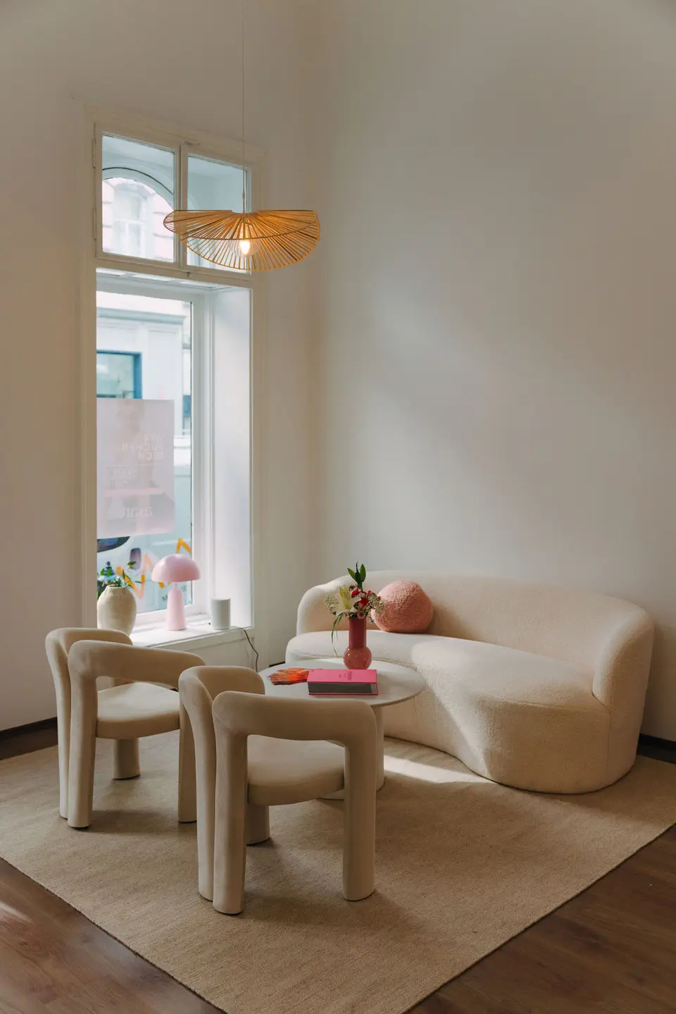 Lounge mit Sesseln und Blumen in 1060