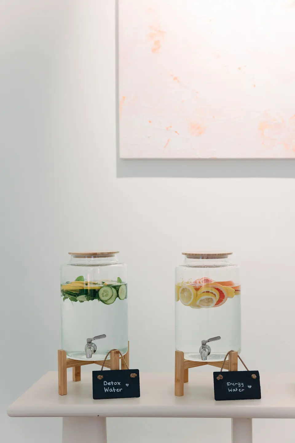 Bar mit Spa-Wasser bei Aware Pilates