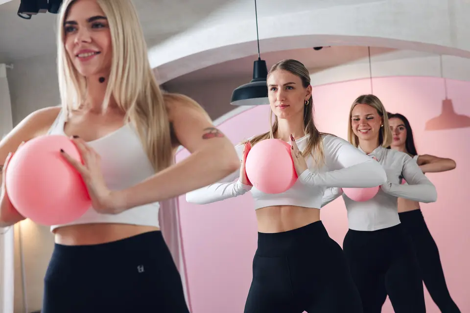 Class mit rosa Bällen im Studio 1190