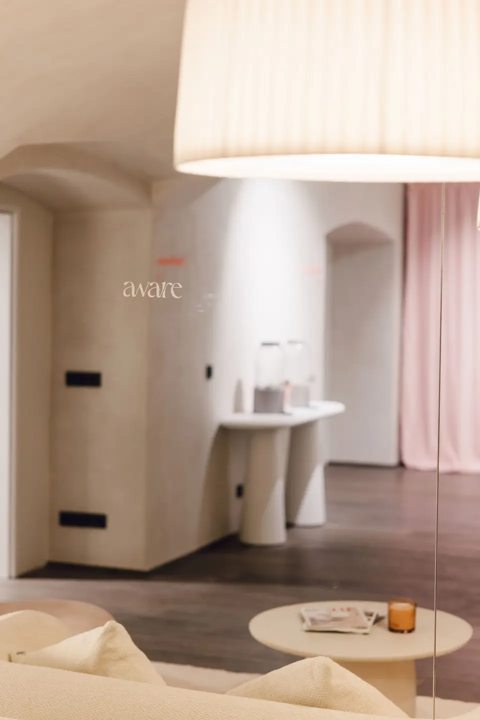 Eingangsbereich mit Aware-Schriftzug im Studio 1190