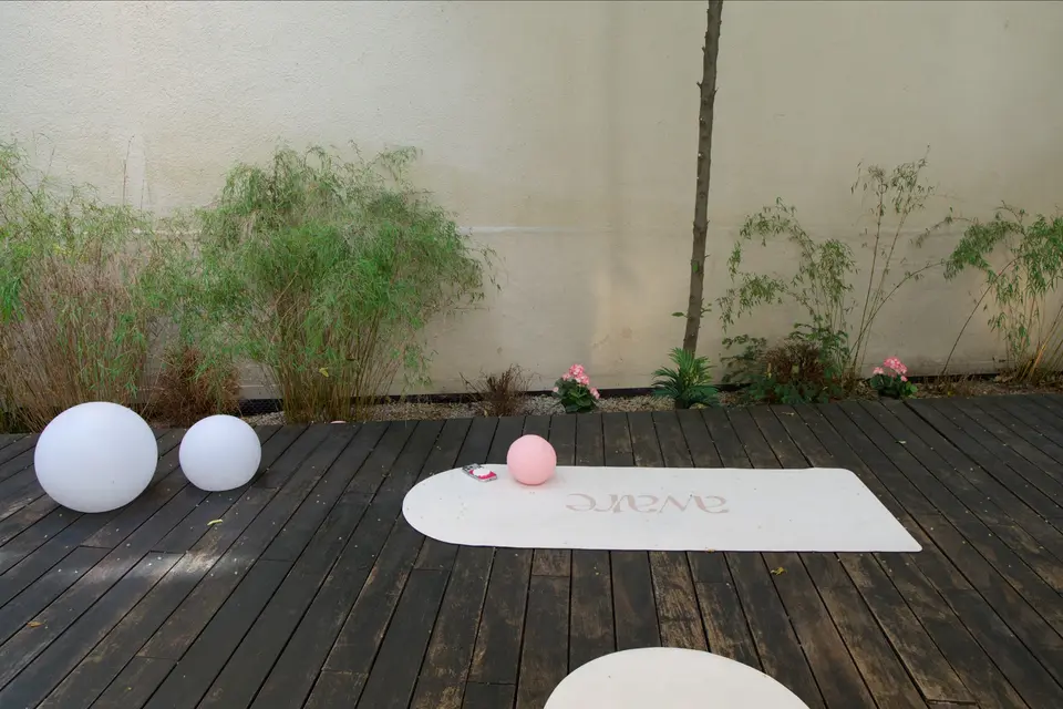 Matte mit rosa Ball im Aware Garden